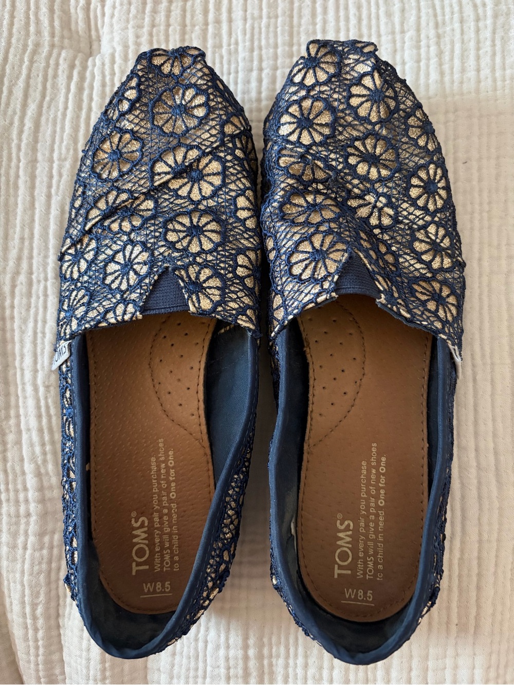 TOMS Women's Navy & Gold Lace Floral Slip-On Classic Shoes - SZ 8.5